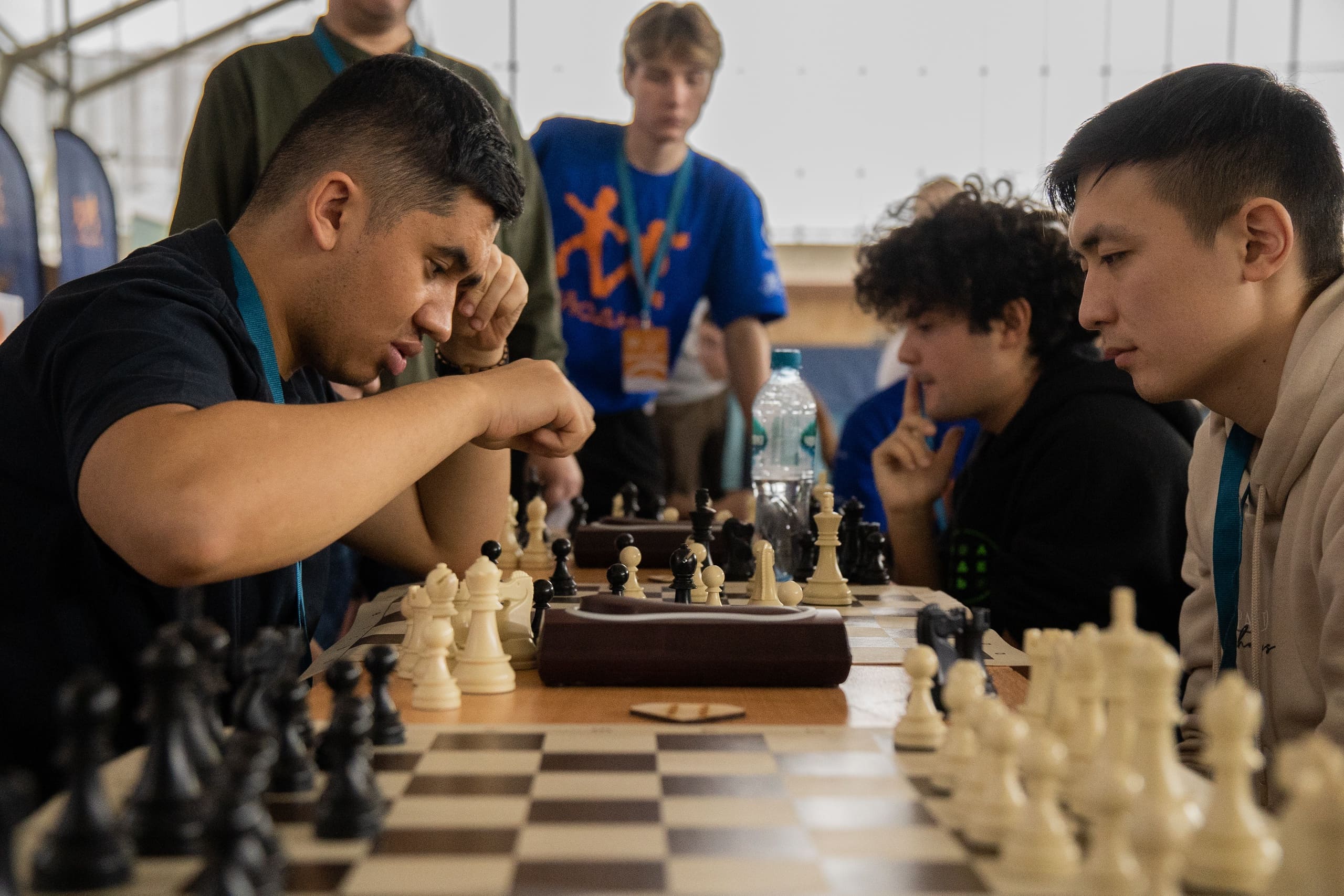 Photo pop-up. Sur le cliché, deux étudiants sont en pleine partie d'échecs. La partie est intense, leurs visages sont pensifs et absorbés